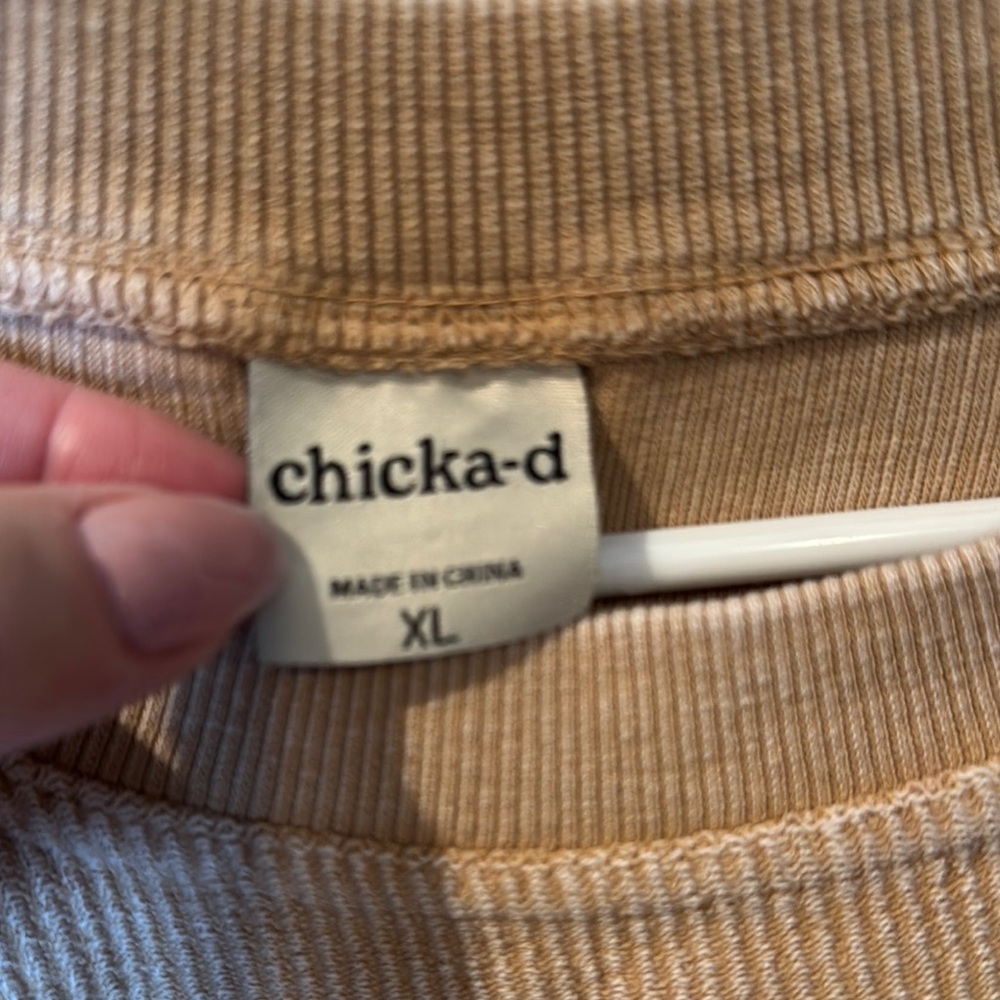 Cozy Tan Crewneck Sweatshirt with Relaxed Fit - Picture 2 of 4
